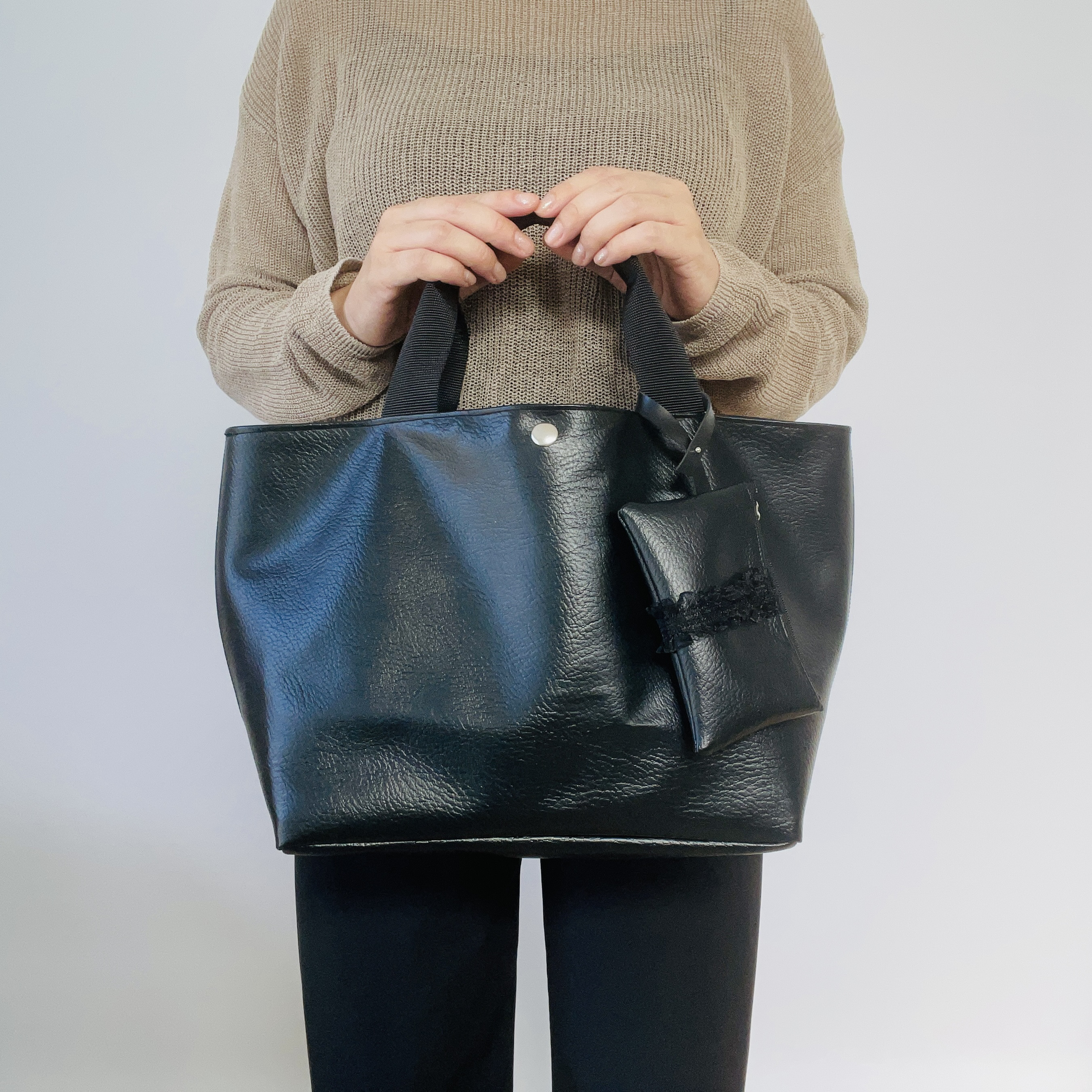 毎日使える！上品フェイクレザートートバッグ｜チャームポーチ付き｜A4｜舟形｜ブラック黒