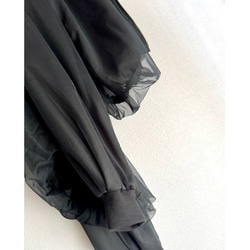 這款輕盈蓬鬆的透明拉鍊外套，擁有寬鬆的袖子和精緻的立體剪裁。尺寸完美，展現優雅氣質。輕盈透氣，不易起皺。適合所有季節穿著。 第18張的照片