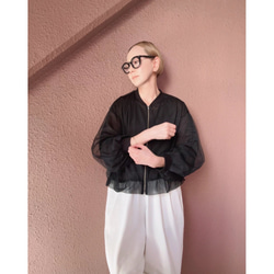 這款輕盈蓬鬆的透明拉鍊外套，擁有寬鬆的袖子和精緻的立體剪裁。尺寸完美，展現優雅氣質。輕盈透氣，不易起皺。適合所有季節穿著。 第3張的照片