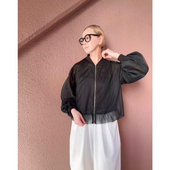 這款輕盈蓬鬆的透明拉鍊外套，擁有寬鬆的袖子和精緻的立體剪裁。尺寸完美，展現優雅氣質。輕盈透氣，不易起皺。適合所有季節穿著。 第9張的照片