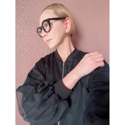 這款輕盈蓬鬆的透明拉鍊外套，擁有寬鬆的袖子和精緻的立體剪裁。尺寸完美，展現優雅氣質。輕盈透氣，不易起皺。適合所有季節穿著。 第2張的照片