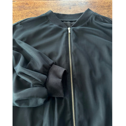 這款輕盈蓬鬆的透明拉鍊外套，擁有寬鬆的袖子和精緻的立體剪裁。尺寸完美，展現優雅氣質。輕盈透氣，不易起皺。適合所有季節穿著。 第17張的照片