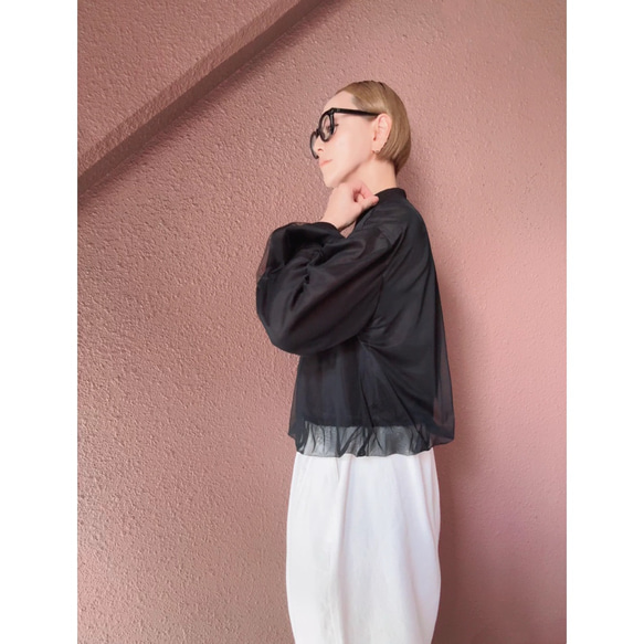 這款輕盈蓬鬆的透明拉鍊外套，擁有寬鬆的袖子和精緻的立體剪裁。尺寸完美，展現優雅氣質。輕盈透氣，不易起皺。適合所有季節穿著。 第14張的照片