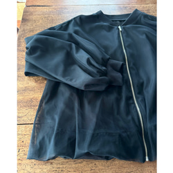 這款輕盈蓬鬆的透明拉鍊外套，擁有寬鬆的袖子和精緻的立體剪裁。尺寸完美，展現優雅氣質。輕盈透氣，不易起皺。適合所有季節穿著。 第11張的照片