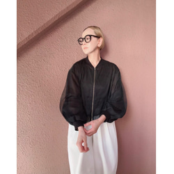 這款輕盈蓬鬆的透明拉鍊外套，擁有寬鬆的袖子和精緻的立體剪裁。尺寸完美，展現優雅氣質。輕盈透氣，不易起皺。適合所有季節穿著。 第7張的照片