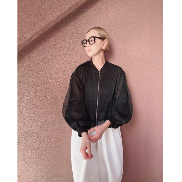 這款輕盈蓬鬆的透明拉鍊外套，擁有寬鬆的袖子和精緻的立體剪裁。尺寸完美，展現優雅氣質。輕盈透氣，不易起皺。適合所有季節穿著。 第7張的照片