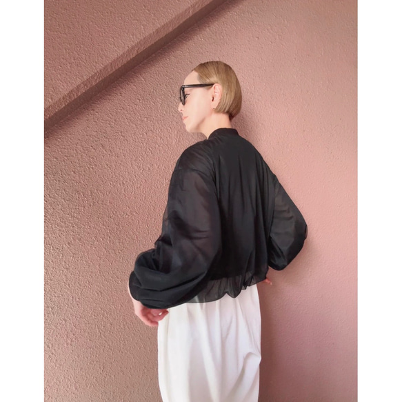 這款輕盈蓬鬆的透明拉鍊外套，擁有寬鬆的袖子和精緻的立體剪裁。尺寸完美，展現優雅氣質。輕盈透氣，不易起皺。適合所有季節穿著。 第15張的照片