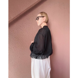 這款輕盈蓬鬆的透明拉鍊外套，擁有寬鬆的袖子和精緻的立體剪裁。尺寸完美，展現優雅氣質。輕盈透氣，不易起皺。適合所有季節穿著。 第10張的照片