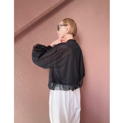 這款輕盈蓬鬆的透明拉鍊外套，擁有寬鬆的袖子和精緻的立體剪裁。尺寸完美，展現優雅氣質。輕盈透氣，不易起皺。適合所有季節穿著。 第16張的照片