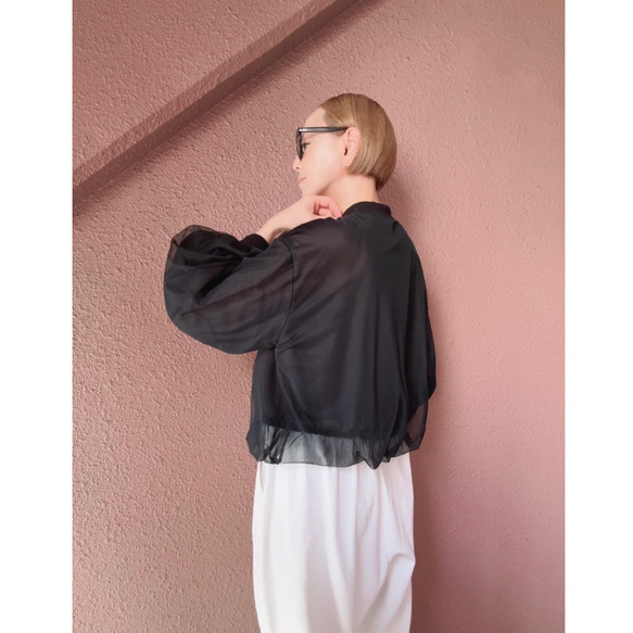 這款輕盈蓬鬆的透明拉鍊外套，擁有寬鬆的袖子和精緻的立體剪裁。尺寸完美，展現優雅氣質。輕盈透氣，不易起皺。適合所有季節穿著。 第16張的照片