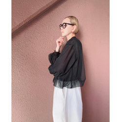 這款輕盈蓬鬆的透明拉鍊外套，擁有寬鬆的袖子和精緻的立體剪裁。尺寸完美，展現優雅氣質。輕盈透氣，不易起皺。適合所有季節穿著。 第4張的照片