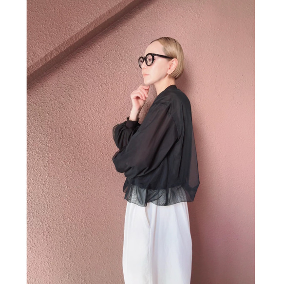 這款輕盈蓬鬆的透明拉鍊外套，擁有寬鬆的袖子和精緻的立體剪裁。尺寸完美，展現優雅氣質。輕盈透氣，不易起皺。適合所有季節穿著。 第4張的照片