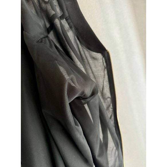 這款輕盈蓬鬆的透明拉鍊外套，擁有寬鬆的袖子和精緻的立體剪裁。尺寸完美，展現優雅氣質。輕盈透氣，不易起皺。適合所有季節穿著。 第8張的照片