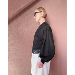 這款輕盈蓬鬆的透明拉鍊外套，擁有寬鬆的袖子和精緻的立體剪裁。尺寸完美，展現優雅氣質。輕盈透氣，不易起皺。適合所有季節穿著。 第5張的照片