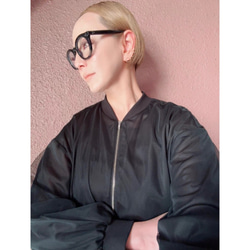 這款輕盈蓬鬆的透明拉鍊外套，擁有寬鬆的袖子和精緻的立體剪裁。尺寸完美，展現優雅氣質。輕盈透氣，不易起皺。適合所有季節穿著。 第6張的照片