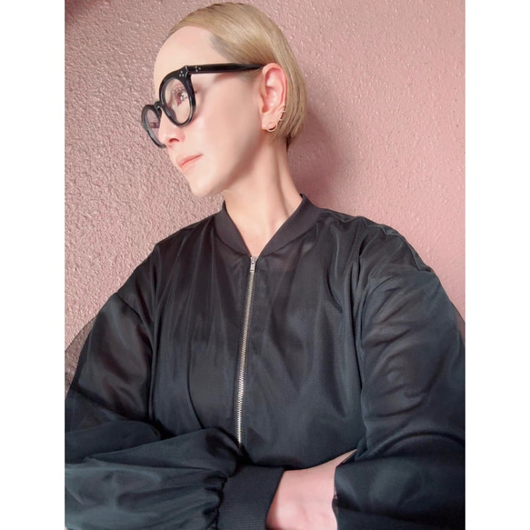 這款輕盈蓬鬆的透明拉鍊外套，擁有寬鬆的袖子和精緻的立體剪裁。尺寸完美，展現優雅氣質。輕盈透氣，不易起皺。適合所有季節穿著。 第6張的照片