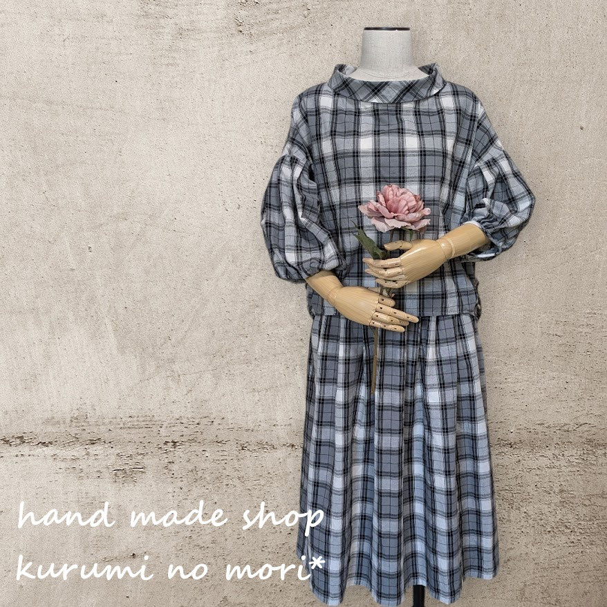 ロールカラーのバルーンスリーブブラウス