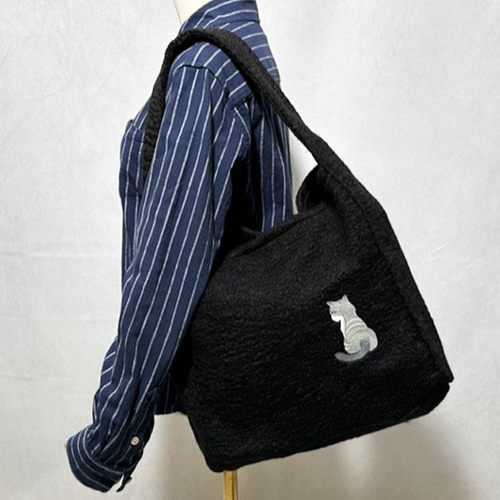 選べる5色展開】背中猫の刺繍 ポーチ付きセット ウールライク