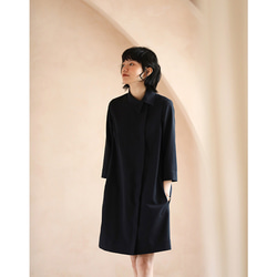 上品なネイビーが肌を明るく見せる、斜めに流れるフロントが印象的なシャツワンピース。#776 8枚目の画像