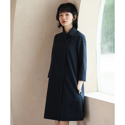 上品なネイビーが肌を明るく見せる、斜めに流れるフロントが印象的なシャツワンピース。#776 11枚目の画像