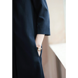 上品なネイビーが肌を明るく見せる、斜めに流れるフロントが印象的なシャツワンピース。#776 3枚目の画像