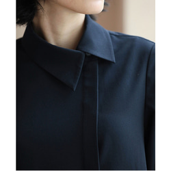 上品なネイビーが肌を明るく見せる、斜めに流れるフロントが印象的なシャツワンピース。#776 1枚目の画像