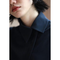 上品なネイビーが肌を明るく見せる、斜めに流れるフロントが印象的なシャツワンピース。#776 12枚目の画像