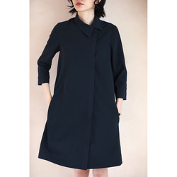 上品なネイビーが肌を明るく見せる、斜めに流れるフロントが印象的なシャツワンピース。#776 13枚目の画像