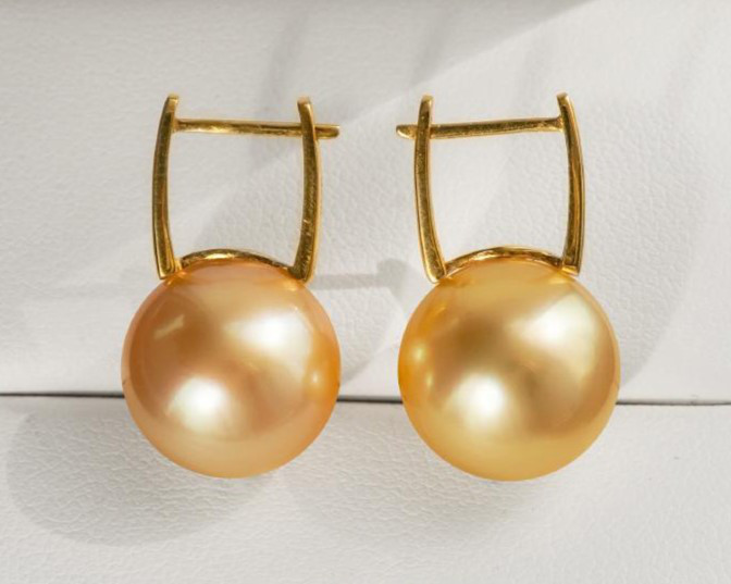 18Kゴールドバケットバックル留めのルミナ12～14mm南洋ゴールドパールイヤリング。クラシックなデザインで、明るくエレガントな