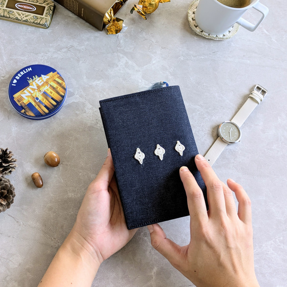 ✦小さなしあわせ✦ちょこっと手編みモチーフ×リネンのブックカバー　文庫本サイズ  no.4 4枚目の画像