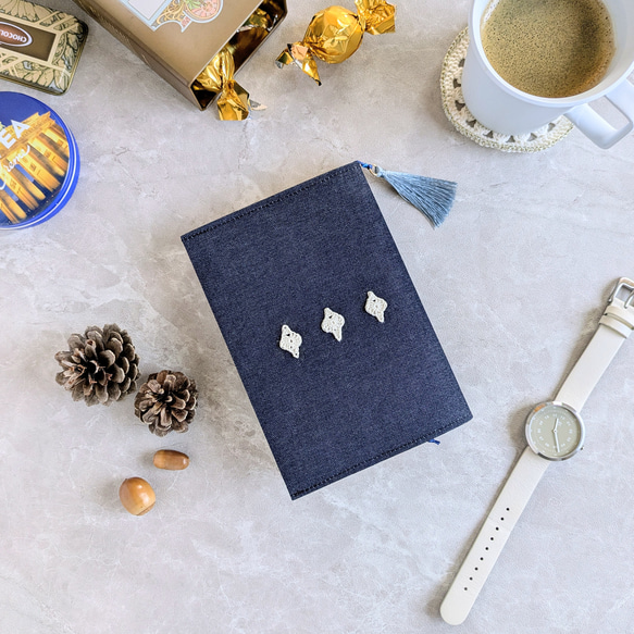 ✦小さなしあわせ✦ちょこっと手編みモチーフ×リネンのブックカバー　文庫本サイズ  no.4 1枚目の画像