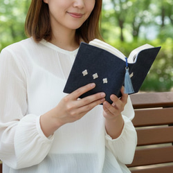 ✦小さなしあわせ✦ちょこっと手編みモチーフ×リネンのブックカバー　文庫本サイズ  no.4 2枚目の画像