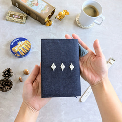 ✦小さなしあわせ✦ちょこっと手編みモチーフ×リネンのブックカバー　文庫本サイズ  no.4 6枚目の画像