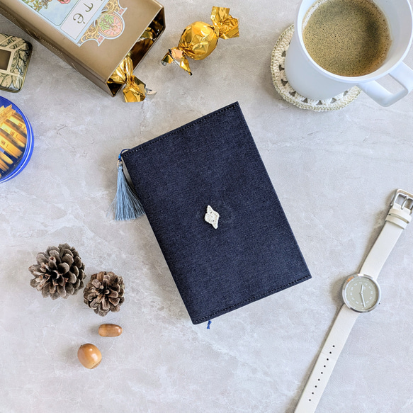 ✦小さなしあわせ✦ちょこっと手編みモチーフ×リネンのブックカバー　文庫本サイズ  no.4 5枚目の画像