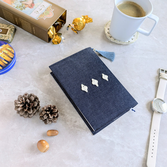 ✦小さなしあわせ✦ちょこっと手編みモチーフ×リネンのブックカバー　文庫本サイズ  no.4 3枚目の画像