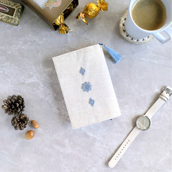 ✦小さなしあわせ✦ちょこっと手編みモチーフ×リネンのブックカバー　文庫本サイズ　no.3 5枚目の画像