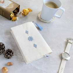 ✦小さなしあわせ✦ちょこっと手編みモチーフ×リネンのブックカバー　文庫本サイズ　no.3 3枚目の画像