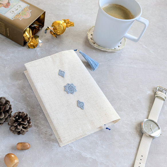 ✦小さなしあわせ✦ちょこっと手編みモチーフ×リネンのブックカバー　文庫本サイズ　no.3 3枚目の画像