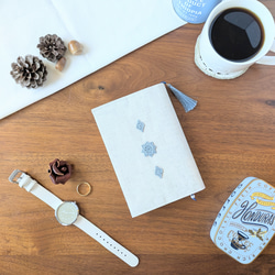 ✦小さなしあわせ✦ちょこっと手編みモチーフ×リネンのブックカバー　文庫本サイズ　no.3 1枚目の画像