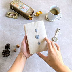 ✦小さなしあわせ✦ちょこっと手編みモチーフ×リネンのブックカバー　文庫本サイズ　no.3 4枚目の画像