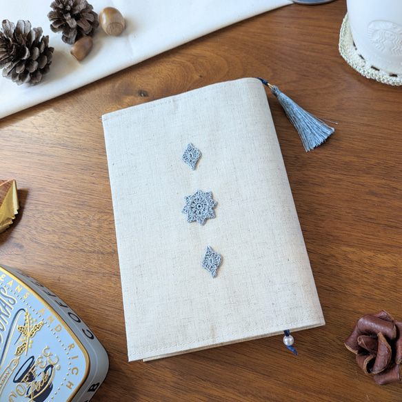 ✦小さなしあわせ✦ちょこっと手編みモチーフ×リネンのブックカバー　文庫本サイズ　no.3 2枚目の画像