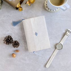 ✦小さなしあわせ✦ちょこっと手編みモチーフ×リネンのブックカバー　文庫本サイズ　no.3 7枚目の画像