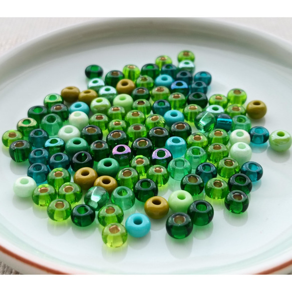 鮮緑　チェコシードビーズ　7g (約100個、約27cm) 1枚目の画像