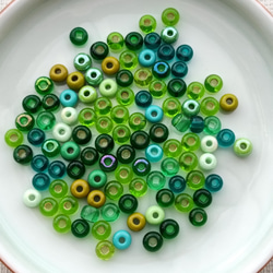 鮮緑　チェコシードビーズ　7g (約100個、約27cm) 3枚目の画像