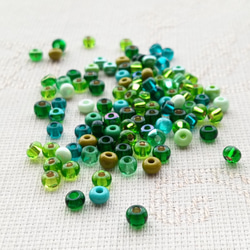 鮮緑　チェコシードビーズ　7g (約100個、約27cm) 2枚目の画像