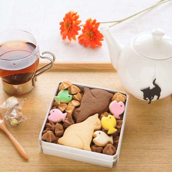 期間限定「栗のガレット」と人気の「おすわりネコ缶」のセットです。 5枚目の画像