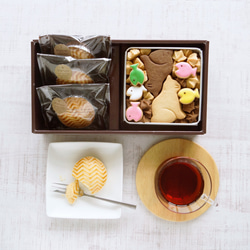 期間限定「栗のガレット」と人気の「おすわりネコ缶」のセットです。 9枚目の画像