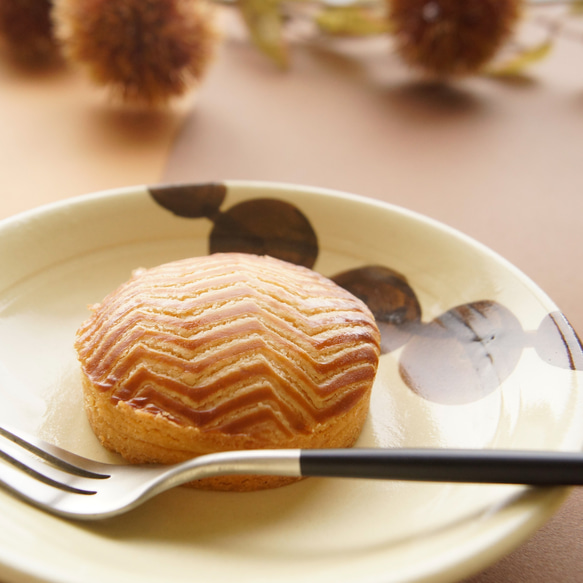 期間限定「栗のガレット」と人気の「おすわりネコ缶」のセットです。 3枚目の画像