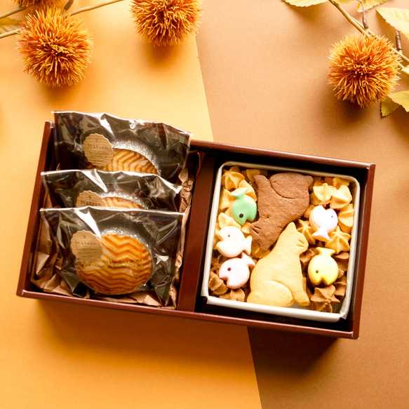 期間限定「栗のガレット」と人気の「おすわりネコ缶」のセットです。 2枚目の画像