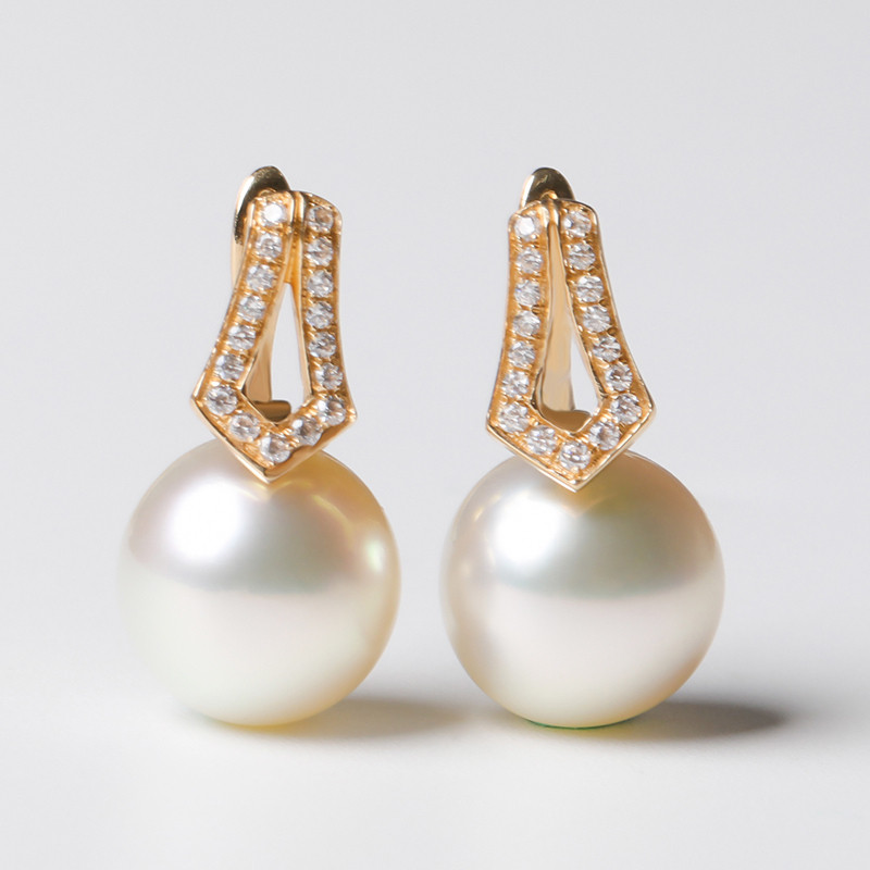 ルミナ9～13mmの天然ホワイト南洋真珠イヤリング。18Kゴールドの裏打ち付き。エレガントで用途が広く、スタイリッシュで万能なこ